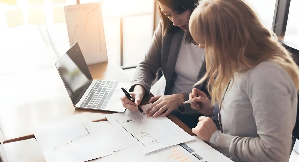 People in Illinois Hire Professionals